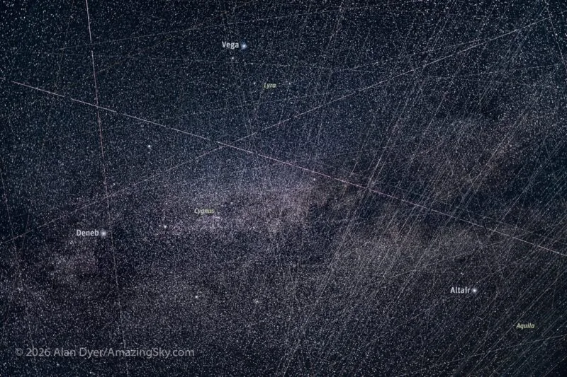Una costellazione di satelliti, come la rete Starlink, esemplifica il futuro della progettazione di missioni spaziali. Questi sciami di satelliti piccoli e interconnessi offrono ridondanza e flessibilità, consentendo missioni più resilienti e adattabili rispetto a singoli, grandi veicoli spaziali. (Fonte: earthsky.org)
