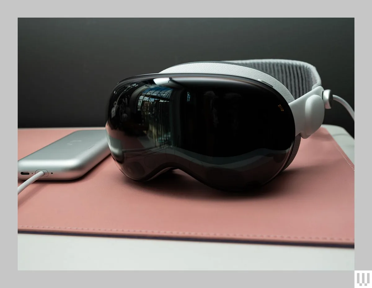 L'Apple Vision Pro, un casque de réalité mixte avancé, lancé début 2024 avec un prix de départ