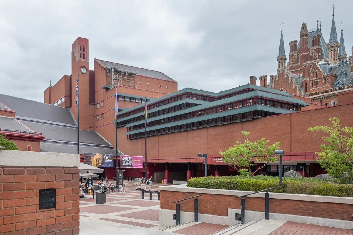 La British Library, una delle più grandi biblioteche del mondo, ospita un'immensa collezione di testi storici. La sua difficoltà nel digitalizzare questi documenti a causa di scritture antiche e ortografie variabili evidenzia la conoscenza specifica che l'OCR basato sull'IA spesso manca.