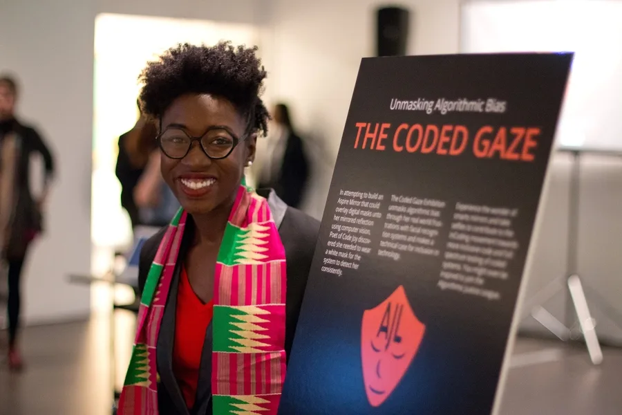 Joy Buolamwini, ricercatrice del MIT Media Lab, è una sostenitrice di spicco dell'etica dell'IA. Ha fondato l'Algorithmic Justice League per evidenziare e combattere il bias algoritmico, dimostrando come i modelli di IA possano perpetuare e peggiorare le disuguaglianze sociali.