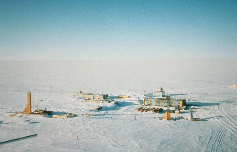 Le lac Vostok, le premier lac subglaciaire découvert, se trouve sous 3 700 mètres de glace en Antarctique oriental