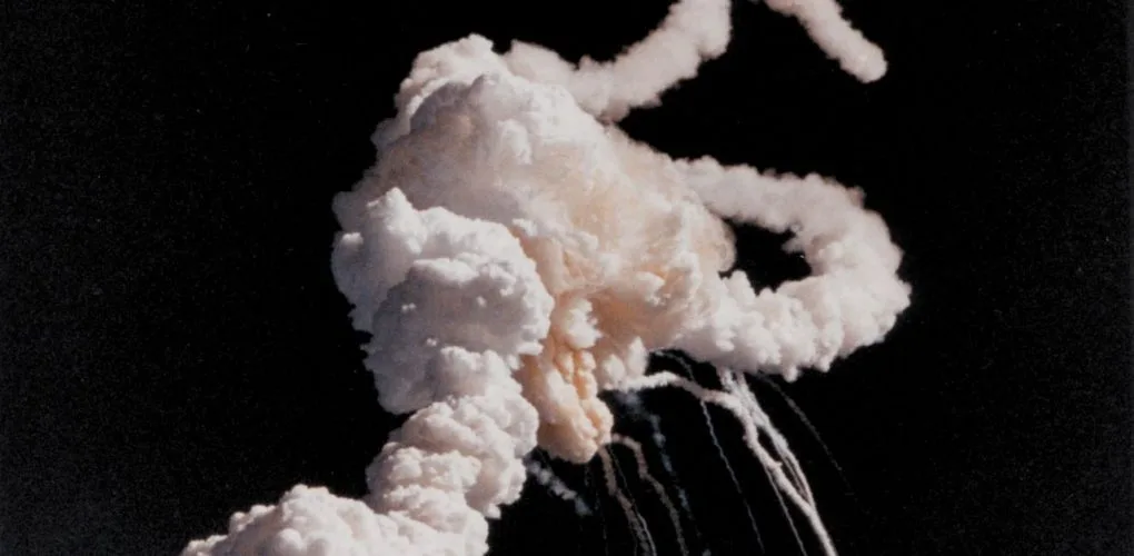 La navette spatiale Challenger s'est désintégrée 73 secondes après le lancement le 28 janvier 1986, tuant les sept membres d'équipage. Une défaillance du joint torique (O-ring) dans un propulseur à poudre, exacerbée par les températures froides, a conduit à l'explosion catastrophique.
