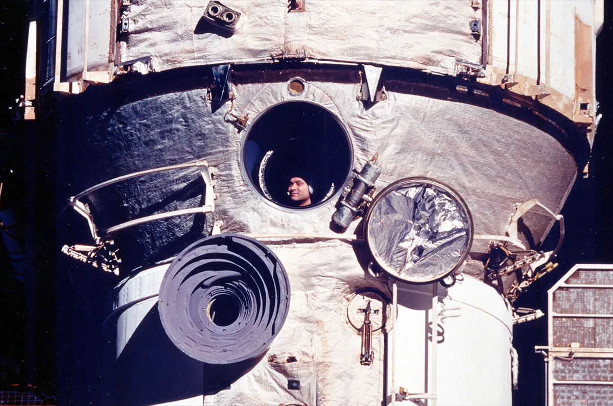 Le cosmonaute russe Valeri Polyakov détient le record du plus long séjour individuel dans l'espace, endurant 437 jours à bord de la station spatiale Mir de 1994 à 1995. Sa mission a fourni des informations cruciales sur l'endurance psychologique et physique humaine pendant un isolement extrême, un danger majeur des vols spatiaux de longue durée.