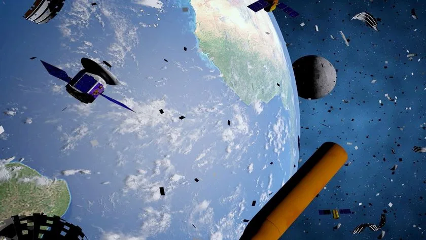 Une menace invisible, les débris spatiaux se composent de millions de satellites désaffectés, de pièces de fusée et d'outils en orbite autour de la Terre. L'Agence spatiale européenne (ESA) estime que plus de 36 500 pièces de plus de 10 cm sont en orbite, posant un risque de collision significatif pour les engins spatiaux actifs.