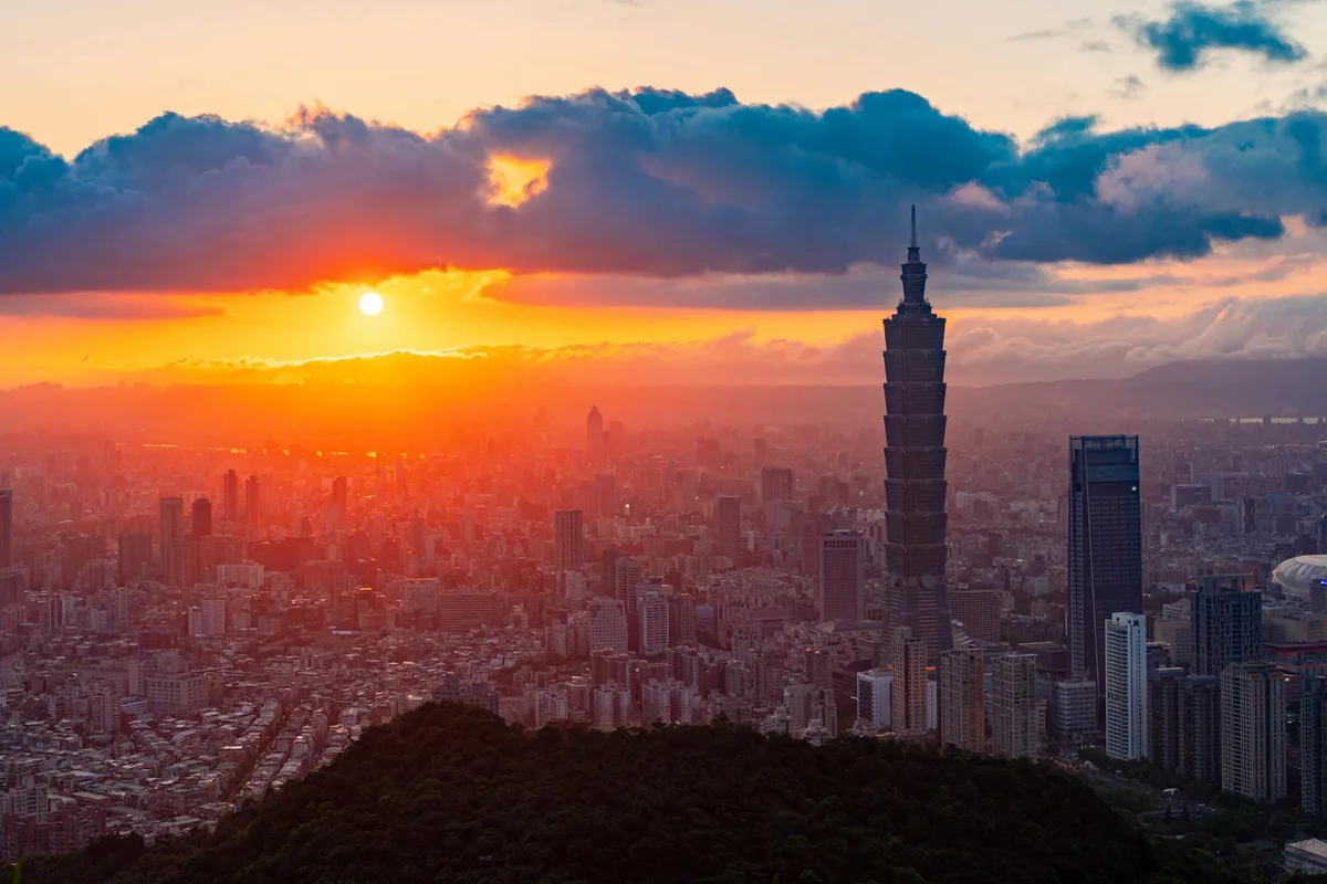Edifici moderni sismo-resistenti, come il Taipei 101 a Taiwan, incorporano soluzioni ingegneristiche innovative come smorzatori a massa accordata.