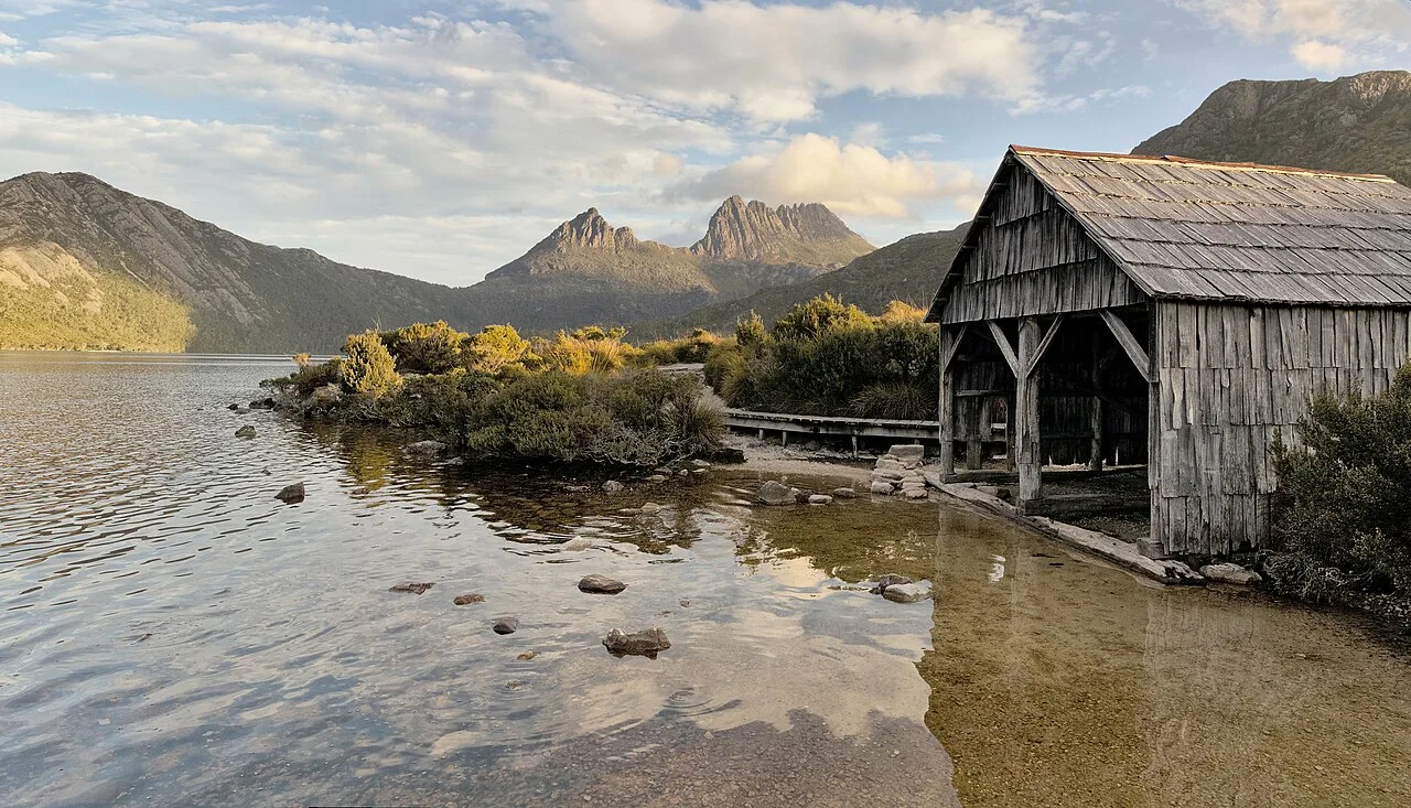 Cradle Mountain se reflétant dans le lac Dove, une vue célèbre le long de l'Overland Track dans le parc national de Cradle Mountain-Lake St Clair, Tasmanie.