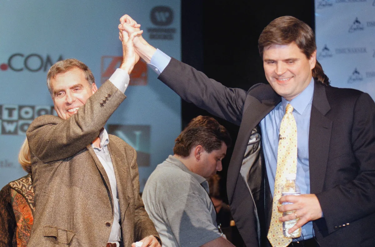 Il CEO di AOL Steve Case e il CEO di Time Warner Gerald Levin annunciano la loro storica fusione da 164 miliardi di dollari il 10 gennaio 2000, un accordo inizialmente acclamato come una mossa visionaria ma in seguito diventato un simbolo del crollo delle dot-com.