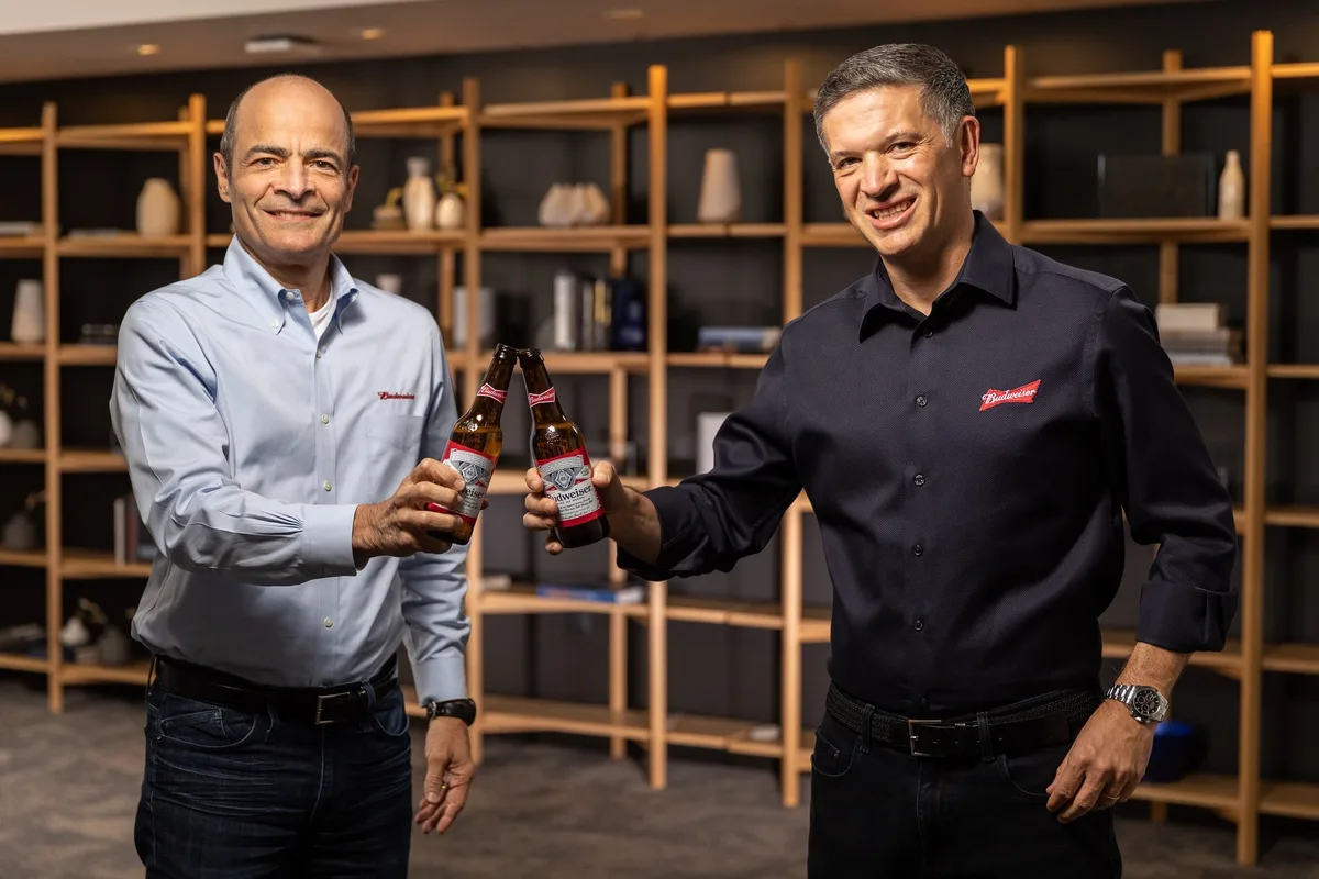 Carlos Brito, allora CEO di Anheuser-Busch InBev, fu l'architetto dietro la monumentale acquisizione di SABMiller da 107 miliardi di dollari nel 2016. Questo accordo creò un gigante globale della birra che controlla quasi il 30% della fornitura mondiale di birra.