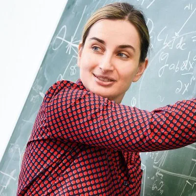 Anna Ijjas, física teórica de la Universidad de Princeton, es una investigadora líder en la teoría del rebote cósmico