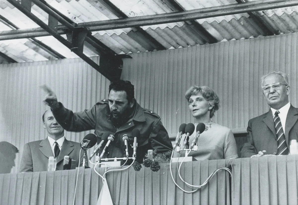 Fidel Castro, le leader charismatique de la Révolution cubaine, a détenu le pouvoir pendant près de cinq décennies, faisant de lui l'un des chefs d'État non royaux les plus longtemps en fonction du XXe siècle.
