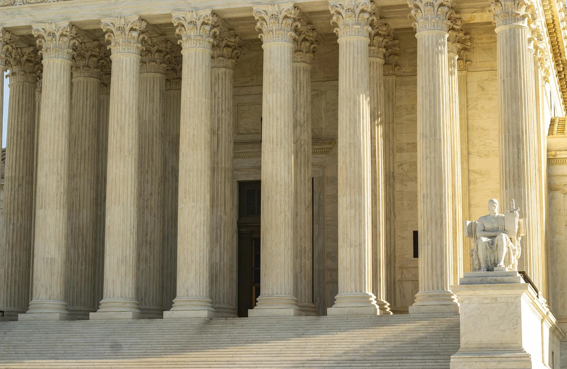 L'edificio della Corte Suprema degli Stati Uniti è un simbolo della giustizia americana, ma la sua storia include sentenze controverse.