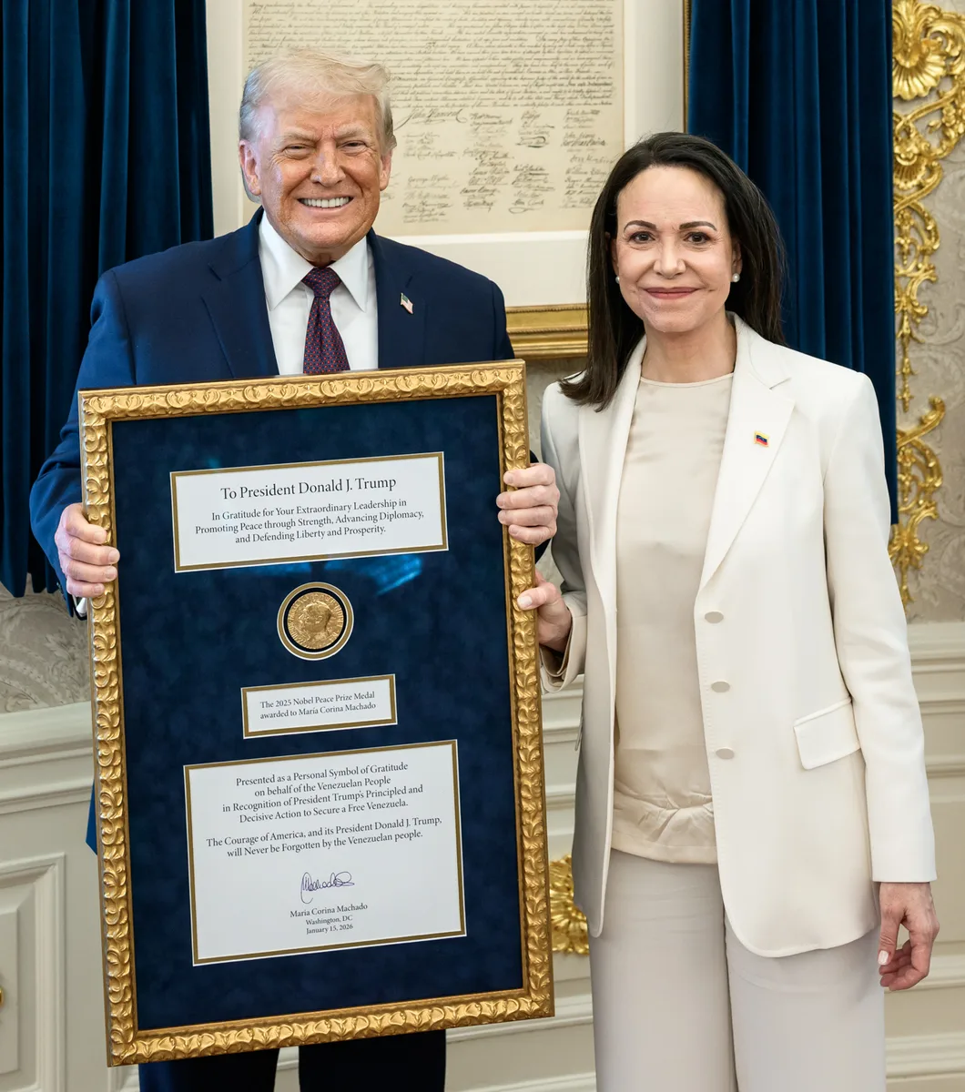 La medaglia del Premio Nobel, assegnata per eccezionali risultati in vari campi, simboleggia l'apice.