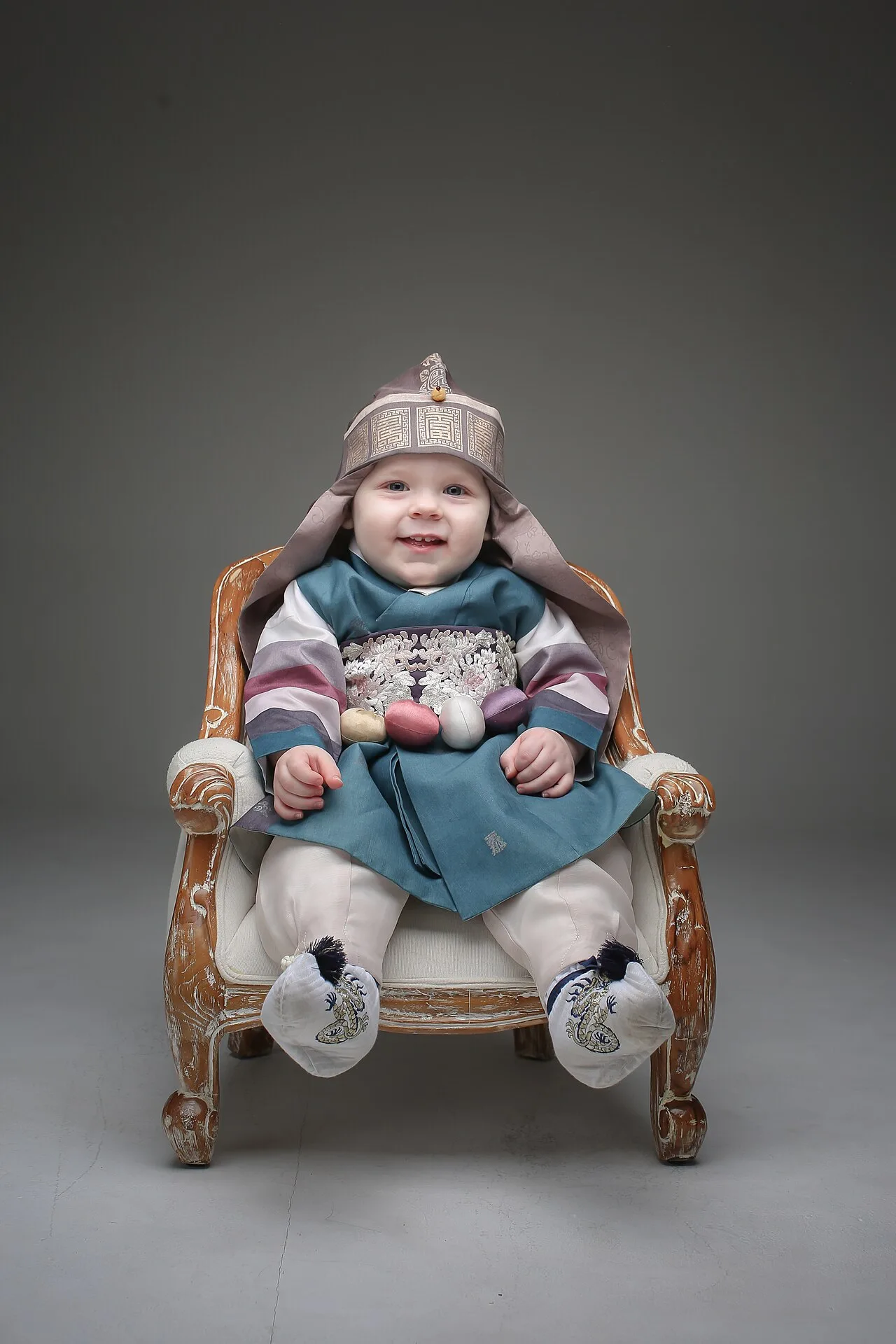 Un bambino che partecipa a una cerimonia Doljanchi in Corea, che cerca oggetti per predire la sua futura professione o destino.