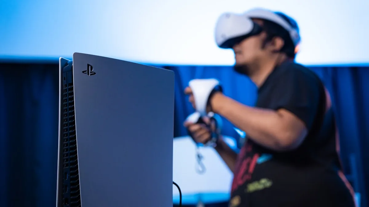 Lanzado en 2023, el PlayStation VR2 es el avanzado casco de realidad virtual de Sony diseñado exclusivamente