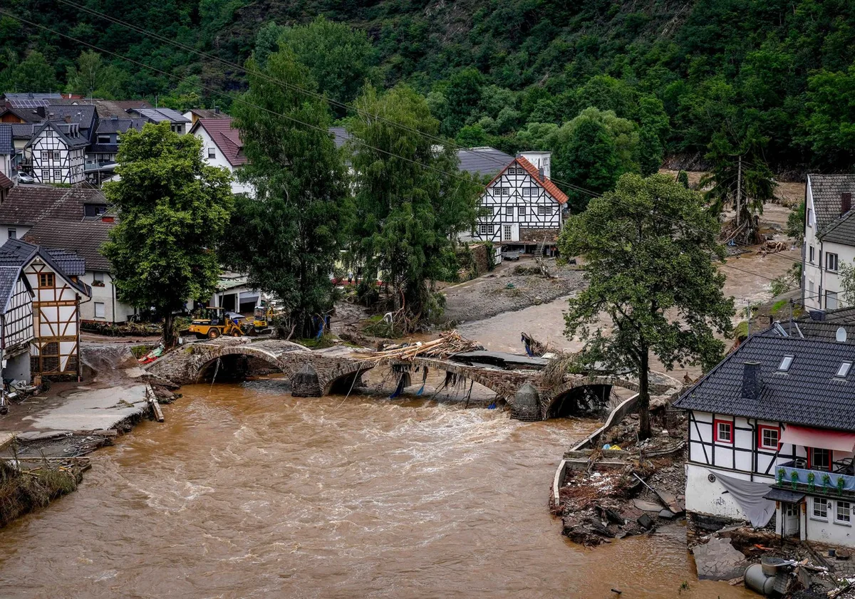 Il 14 luglio 2021, il fiume Ahr, solitamente un placido ruscello, si trasformò in un mostro in piena, causando inondazioni catastrofiche a Schuld, in Germania.