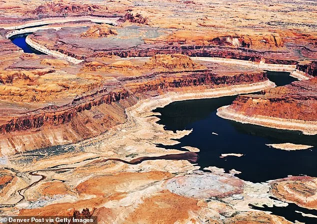 Il Lago Mead, un bacino idrico vitale nell'Ovest americano, mostra drammatici 'anelli da vasca' sulle sue rive, una chiara immagine dei livelli d'acqua storicamente bassi.