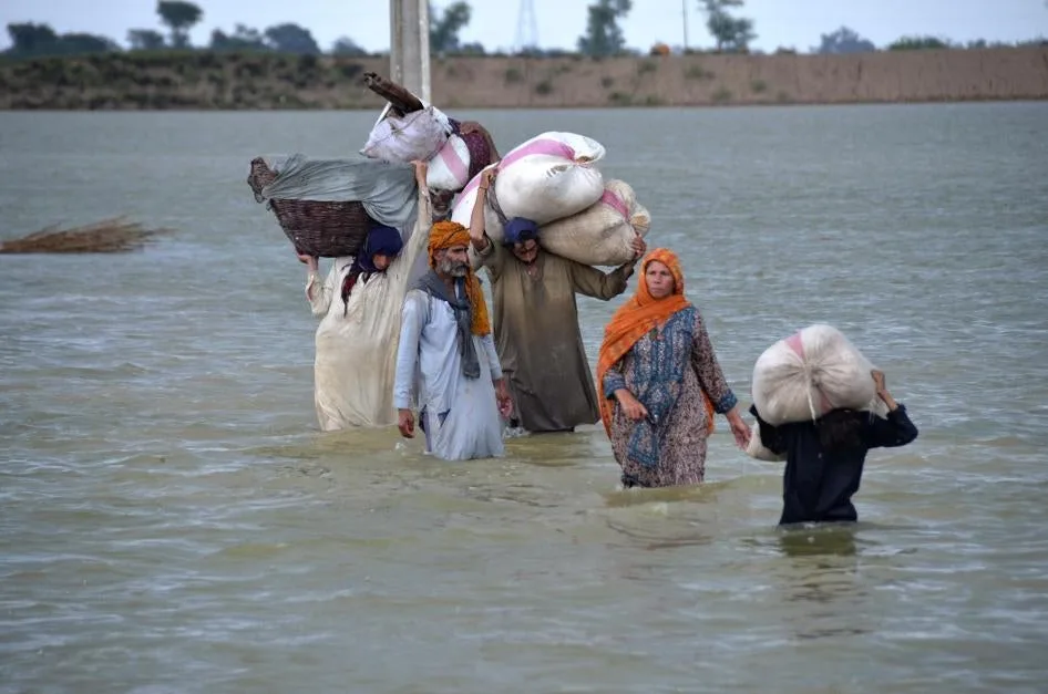 Le inondazioni del Pakistan del 2022, aggravate dai cambiamenti climatici, hanno sommerso un terzo del paese, uccidendo oltre 1.700 persone e sfollato milioni, causando danni stimati per 30 miliardi di dollari.