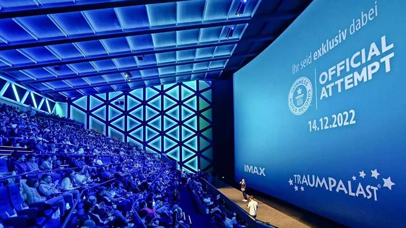Las salas IMAX, conocidas por sus pantallas masivas y sistemas de proyección especializados, son un excelente ejemplo