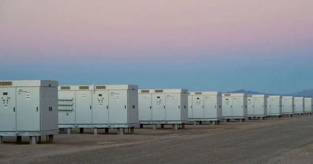 Ces installations massives, souvent composées de milliers de batteries lithium-ion, sont cruciales pour la sta