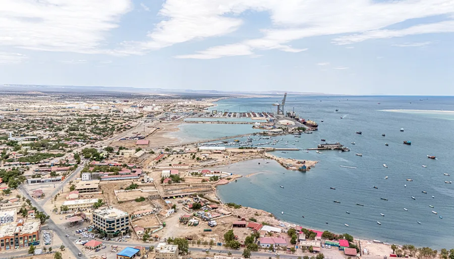 Il porto di Berbera in Somaliland è destinato a diventare un hub cruciale per l'economia etiope dopo un recente Memorandum d'Intesa che ha concesso all'Etiopia 20 chilometri di accesso alla costa per 50 anni, per assicurare un vitale accesso al mare alla nazione senza sbocco.