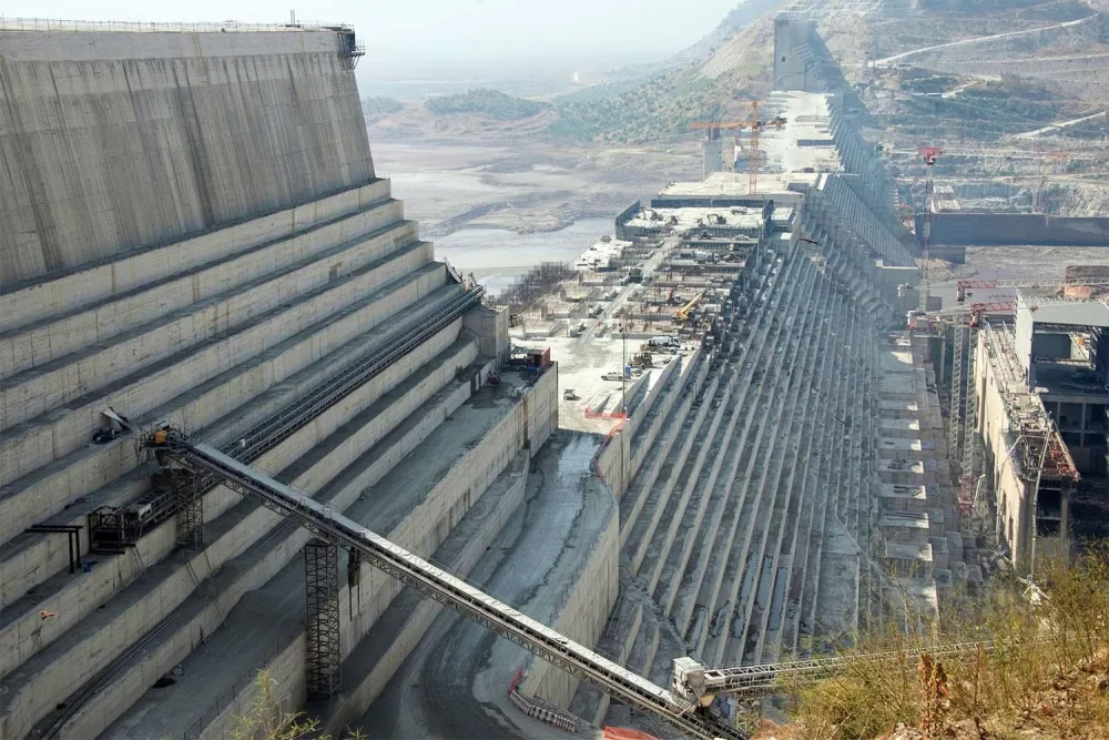 La Grande Diga della Rinascita Etiope (GERD) sul Nilo Azzurro è un monumentale progetto idroelettrico, che simboleggia l'ambizione dell'Etiopia di diventare una potenza economica regionale. La sua costruzione è stata un'importante fonte di contesa con Egitto e Sudan, che temono il suo impatto sulle loro vitali risorse idriche dal Nilo.