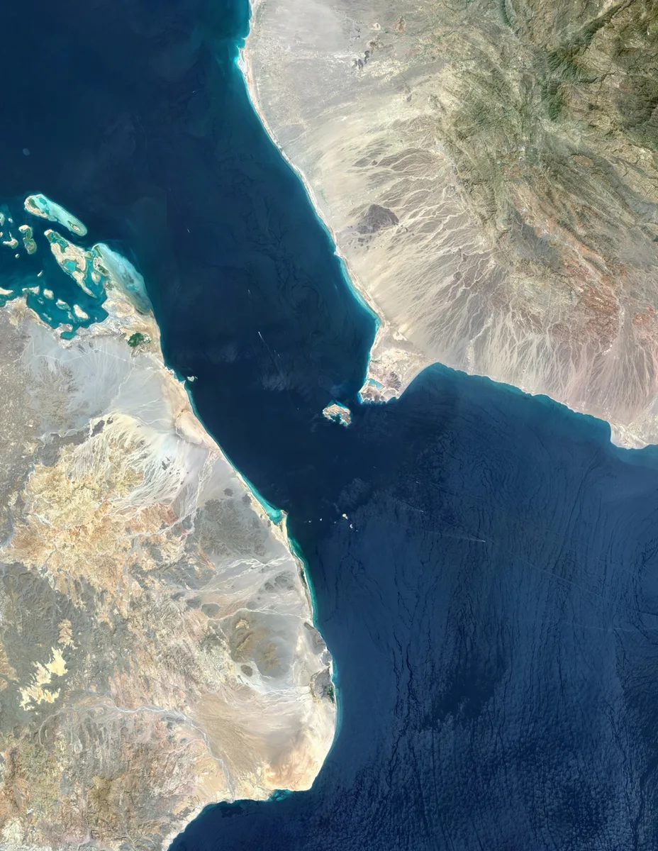 Lo Stretto di Bab-el-Mandeb è un passaggio marittimo stretto e critico che collega il Mar Rosso al Golfo di Aden, fungendo da rotta di navigazione vitale per il commercio globale, in particolare per petrolio e merci in transito nel Canale di Suez. La sua posizione strategica tra Yemen e Gibuti/Eritrea lo rende un significativo collo di bottiglia geopolitico.