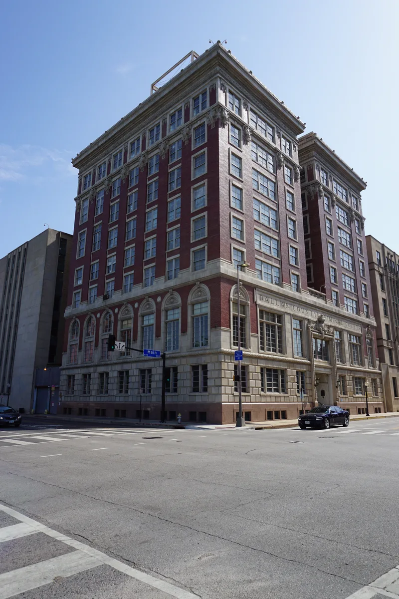 El Tribunal de Distrito del Condado de Dallas, ubicado en el histórico Palacio de Justicia del Condado de Dallas, es donde muchos ca
