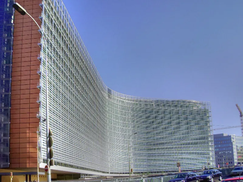 La Commissione europea, con sede nell'edificio Berlaymont a Bruxelles, in Belgio, è il braccio esecutivo dell'Unione europea. È interessante notare che il caratteristico design a quattro ali dell'edificio Berlaymont è stato ispirato da una croce, ed è stato originariamente costruito per la Comunità Europea del Carbone e dell'Acciaio prima di diventare la sede della Commissione. (Dr Murali Mohan Gurram, CC BY-SA 3.0)