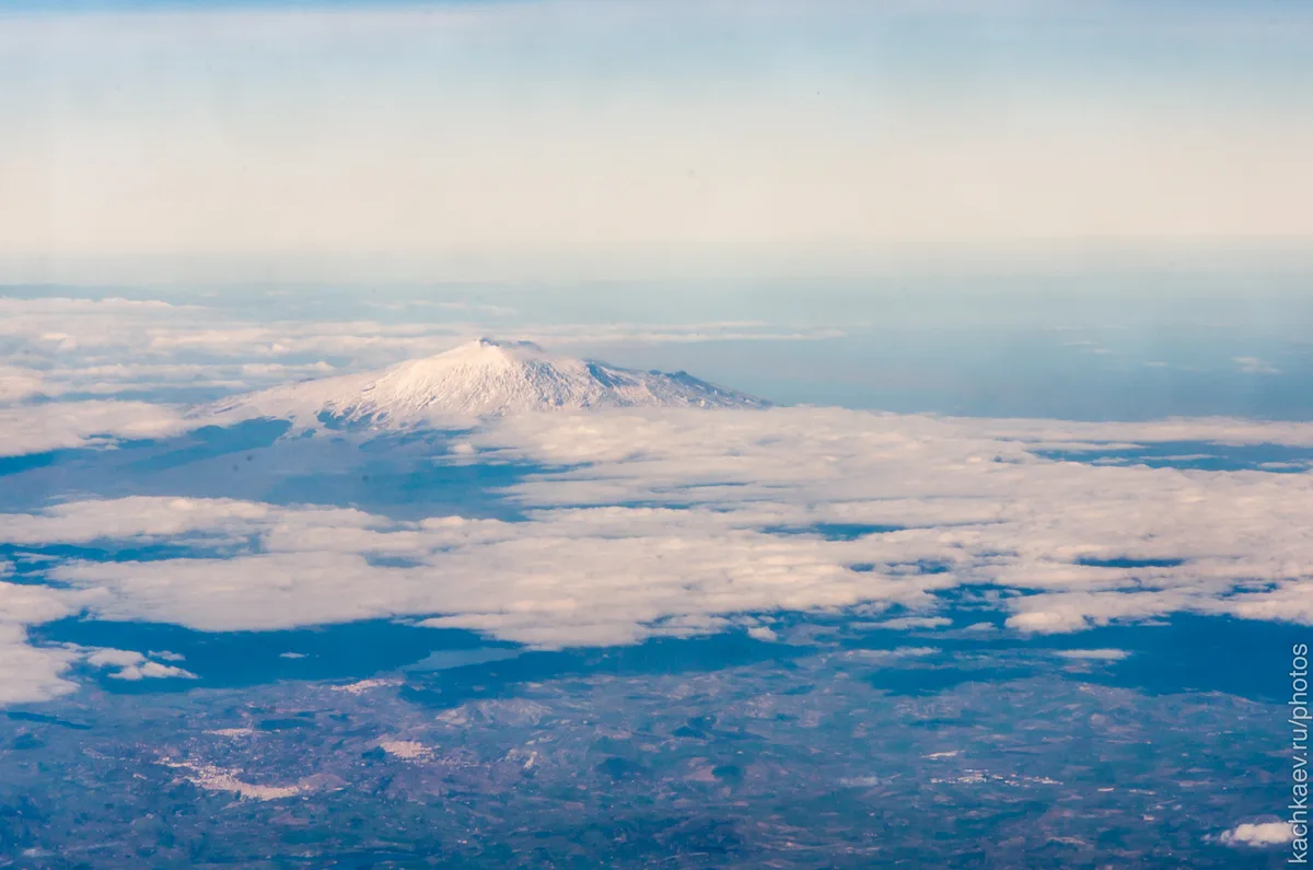 La Sicilia, l'isola più grande del Mar Mediterraneo, è una regione d'Italia nota per la sua ricca storia, le sue coste mozzafiato e il vulcano attivo Etna. È interessante notare che la Sicilia è stata governata da numerose civiltà, tra cui Greci, Romani, Arabi e Normanni, lasciando dietro di sé una miscela unica di stili architettonici e influenze culturali. (Alexander Kachkaev, CC BY 3.0)