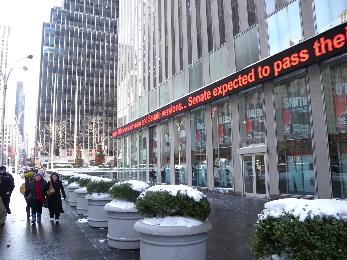 Fox News Channel, lanciato da Rupert Murdoch nel 1996, divenne rapidamente una forza dominante nelle notizie via cavo americane. Spesso gli viene attribuito il merito di aver introdotto un formato di notizie più orientato all'opinione, influenzando significativamente il panorama mediatico e il discorso politico.