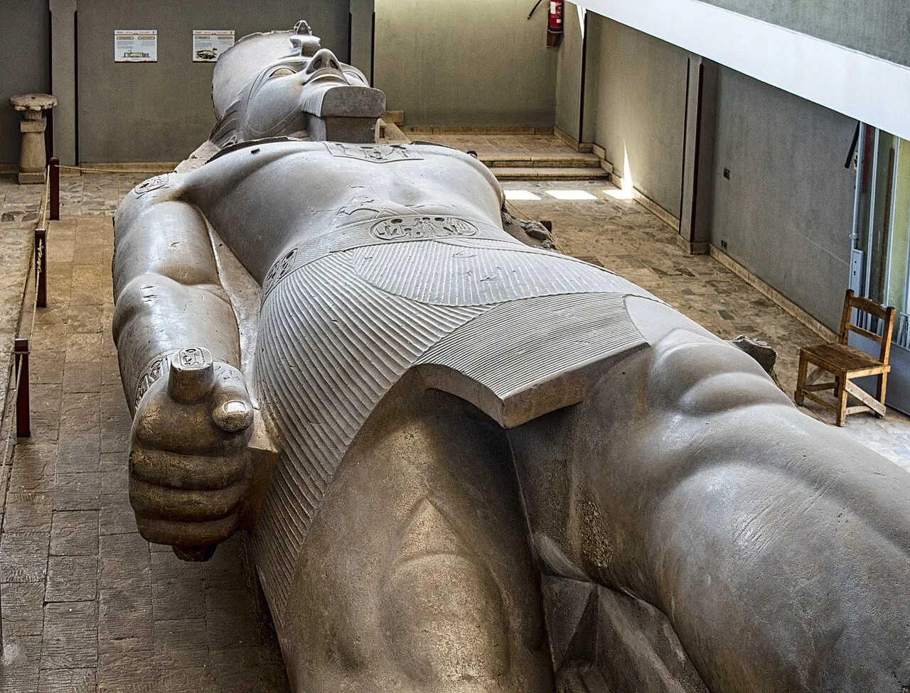Una estatua colosal del faraón Ramsés II, quien construyó la magnífica capital de Per-Ramesses en el Delta del Nilo.