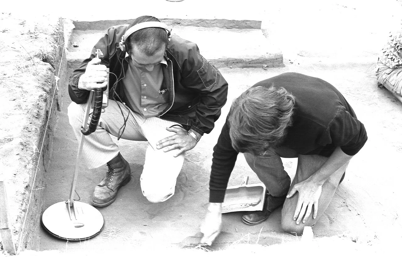 Arqueólogos utilizando Radar de Penetración Terrestre (GPR) para mapear características subsuperficiales, una técnica no invasiva clave para localizar ciudades perdidas.