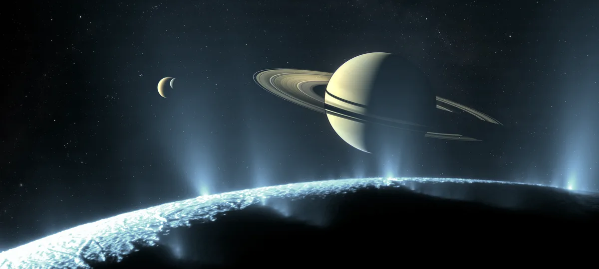 Encélado, la luna de Saturno, expulsa famosamente penachos de vapor de agua y partículas de hielo desde su polo sur,