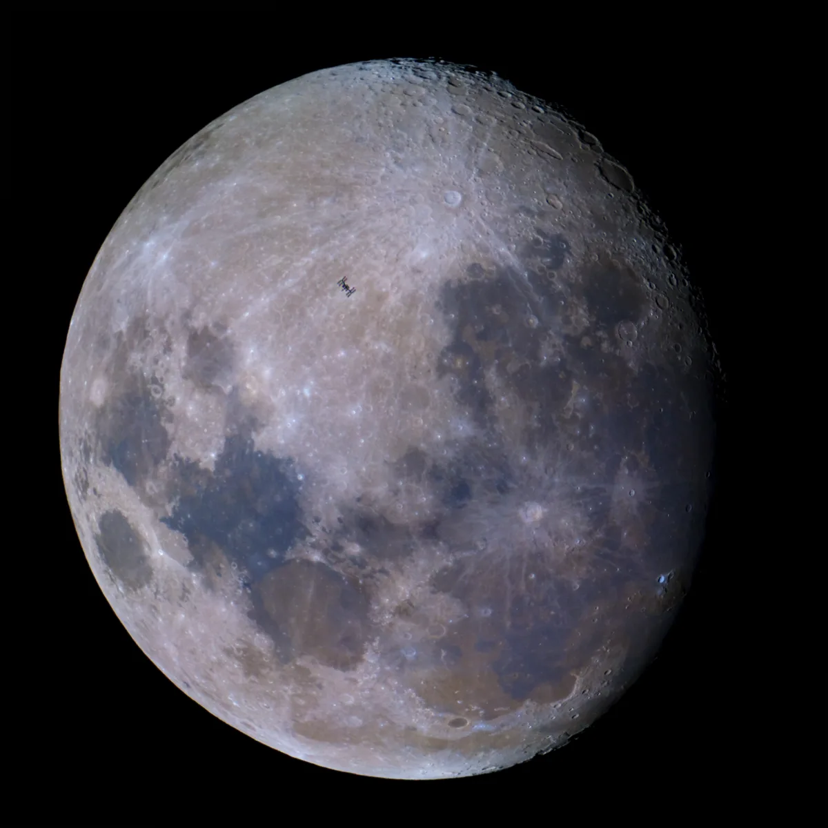 La Luna de la Tierra está anclada por las mareas, lo que significa que la misma cara siempre mira hacia nuestro planeta, un fenómeno causado por