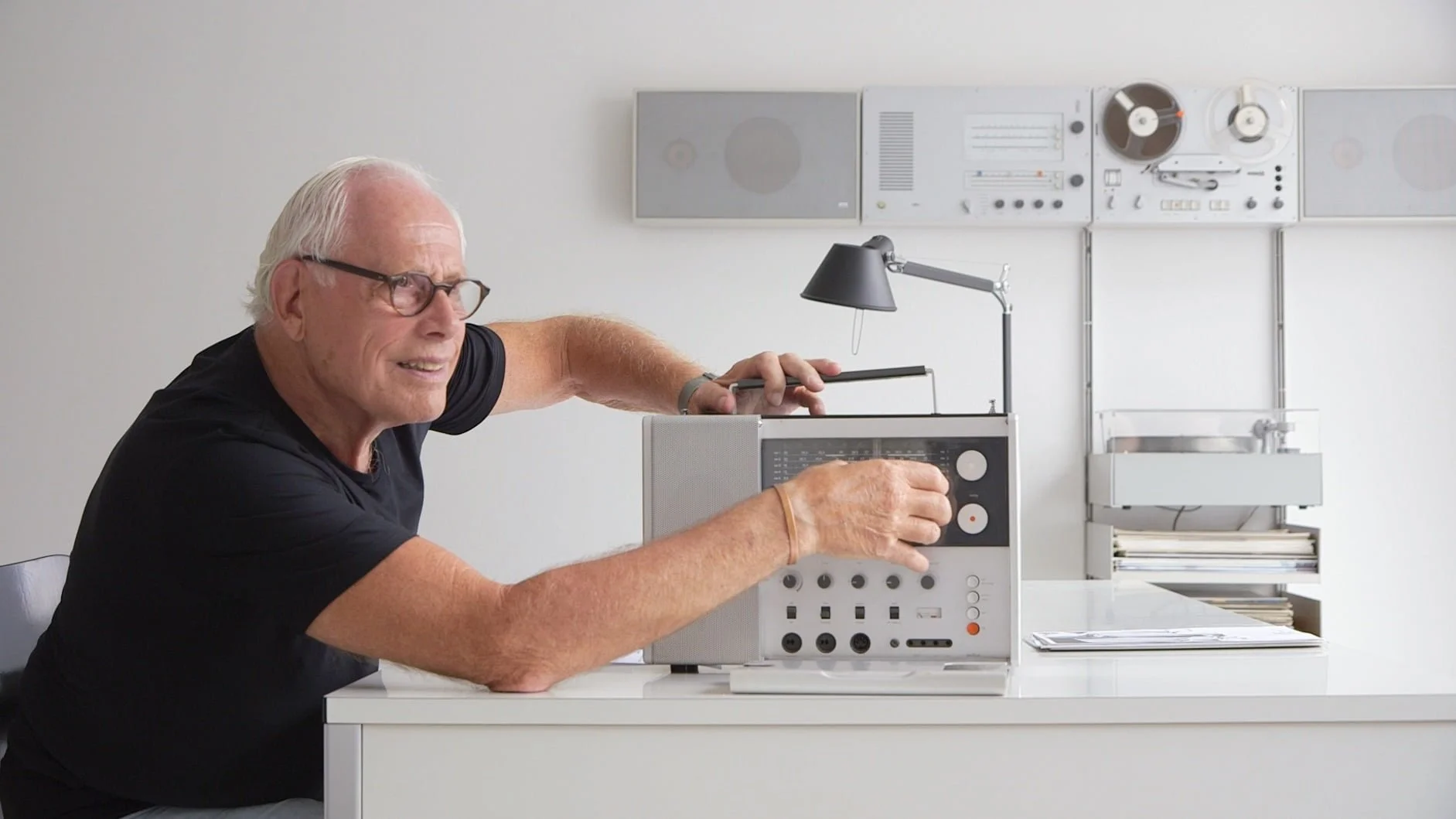 Dieter Rams, influente designer industriale i cui principi 'meno ma meglio' hanno plasmato il design minimalista moderno, inclusa l'estetica di Apple.