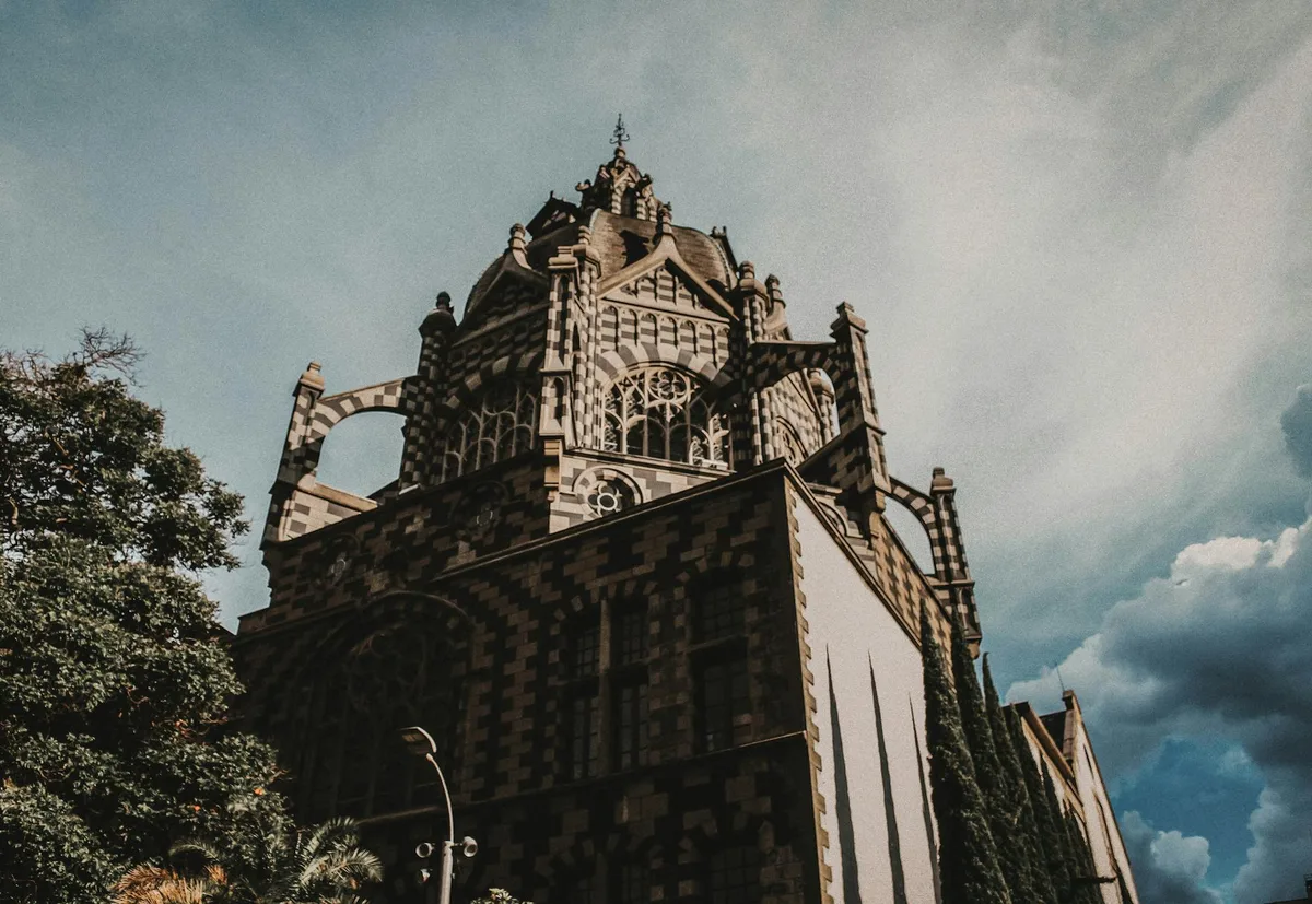 Medellín, un tempo conosciuta come la 'città più pericolosa del mondo' durante il regno di Escobar, ha subito una notevole trasformazione.
