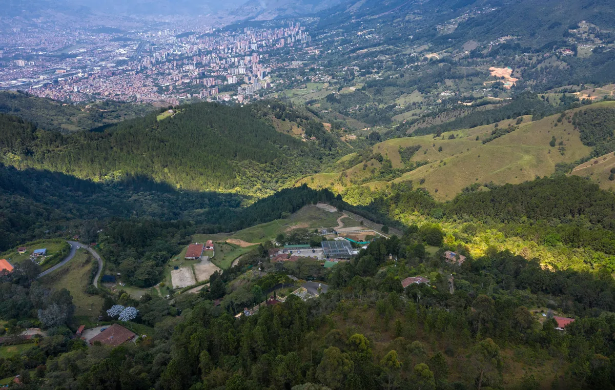 Nonostante fosse una 'prigione', La Catedral era così lussuosa da essere soprannominata 'Club Medellín' da alcuni. Presentava persino una casa delle bambole gigante per la figlia di Escobar, Manuela, un tocco bizzarro in una struttura dove continuava a commettere atrocità.