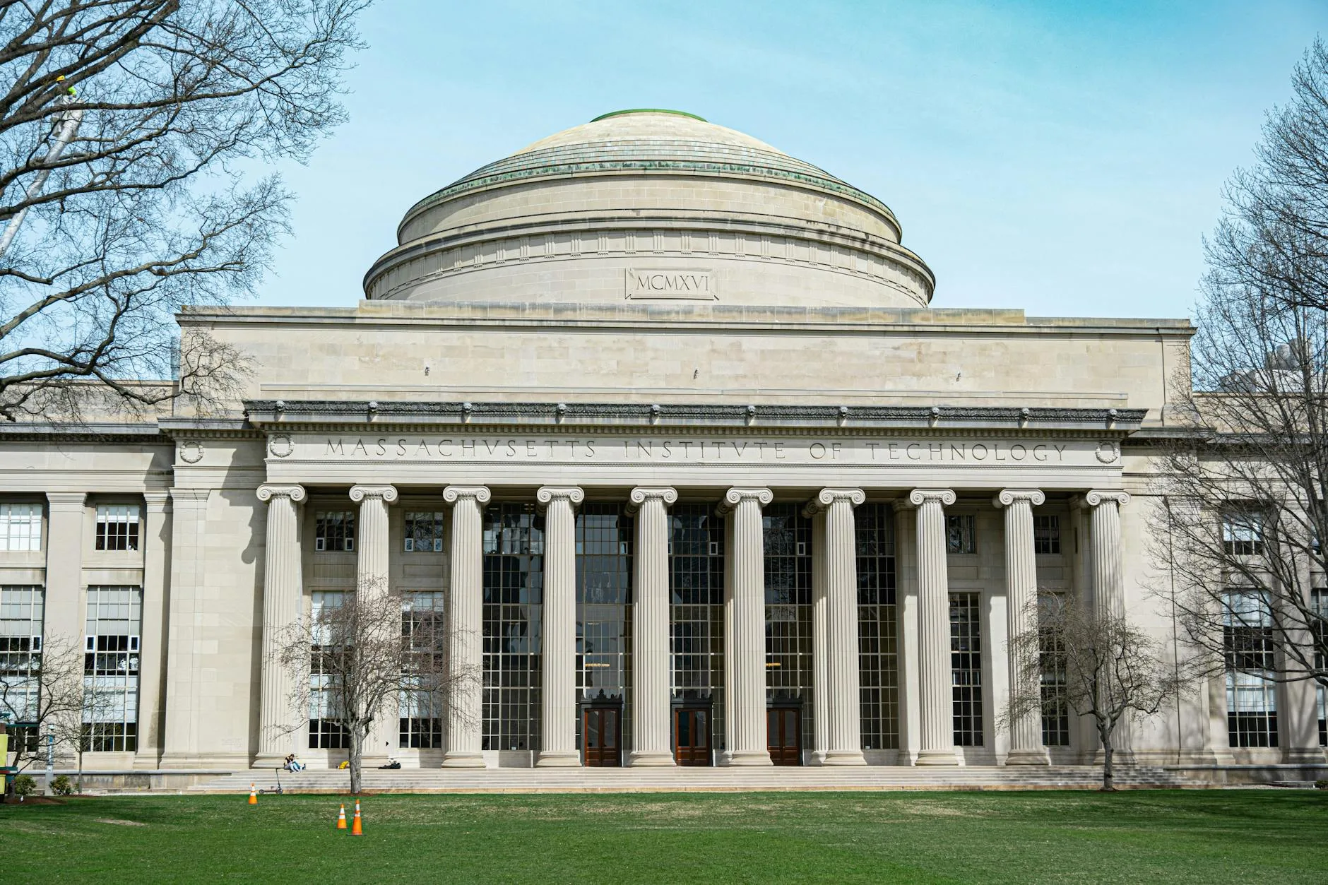 Il Massachusetts Institute of Technology (MIT), situato a Cambridge, Massachusetts, è un'università di ricerca privata di fama mondiale.