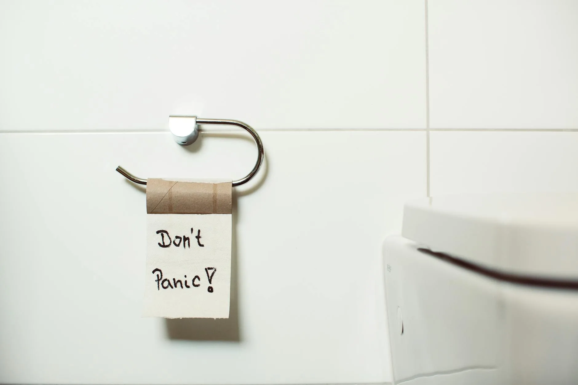 Propriétaire fatigué réparant une fuite de toilettes à 2 heures du matin.