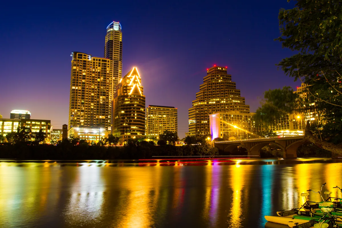 Austin, Texas, une ville dynamique et en pleine croissance, est une destination populaire pour les locations à court terme. Sa culture unique et son industrie technologique en plein essor attirent les visiteurs, en faisant un emplacement de choix pour des plateformes comme Airbnb et Vrbo.