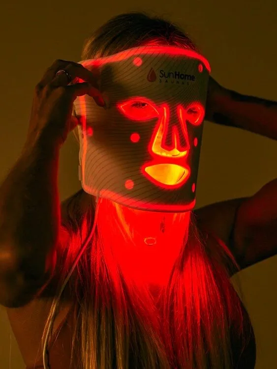 Un tempo confinati agli studi dei dermatologi, i dispositivi domestici per la terapia a luce rossa, che vanno dalle bacchette portatili a