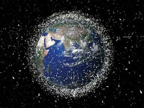 Si stima che circa 100 milioni di pezzi di detriti spaziali, dalle minuscole scaglie di vernice ai satelliti dismessi