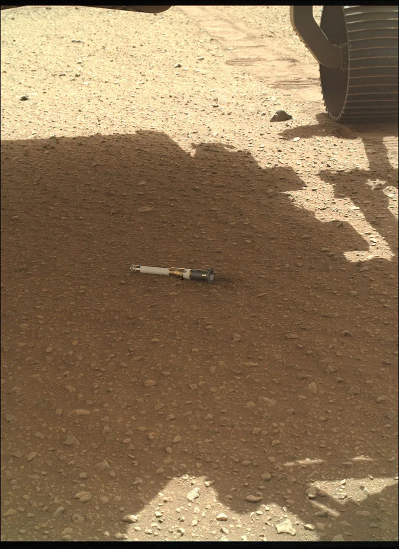 Le rover Perseverance de la NASA explore le cratère Jezero sur Mars depuis février 2021, collectant des échantillons de roches et de sol dans sa quête de signes de vie microbienne ancienne.