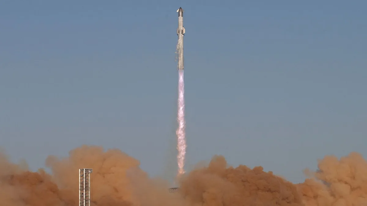 Le Starship de SpaceX, vu ici lors d'un vol d'essai, est conçu pour être un lanceur super lourd et un vaisseau spatial entièrement réutilisables.