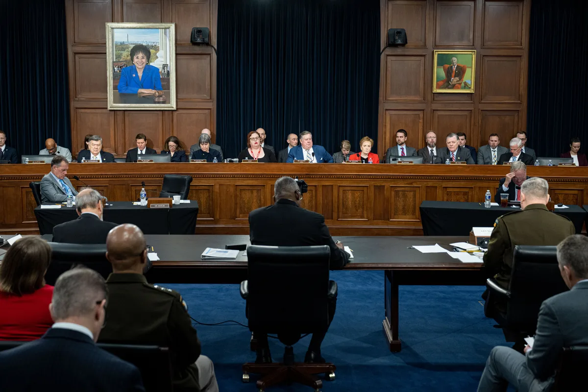 Il Congressional Budget Office (CBO) è un'agenzia federale non partigiana che fornisce informazioni di bilancio ed economiche al Congresso. Istituito dal Congressional Budget and Impoundment Control Act del 1974, le sue analisi sono cruciali per i legislatori, fornendo spesso le cifre di base utilizzate nei dibattiti sulla spesa e le entrate federali, inclusi i costi economici dei blocchi governativi.