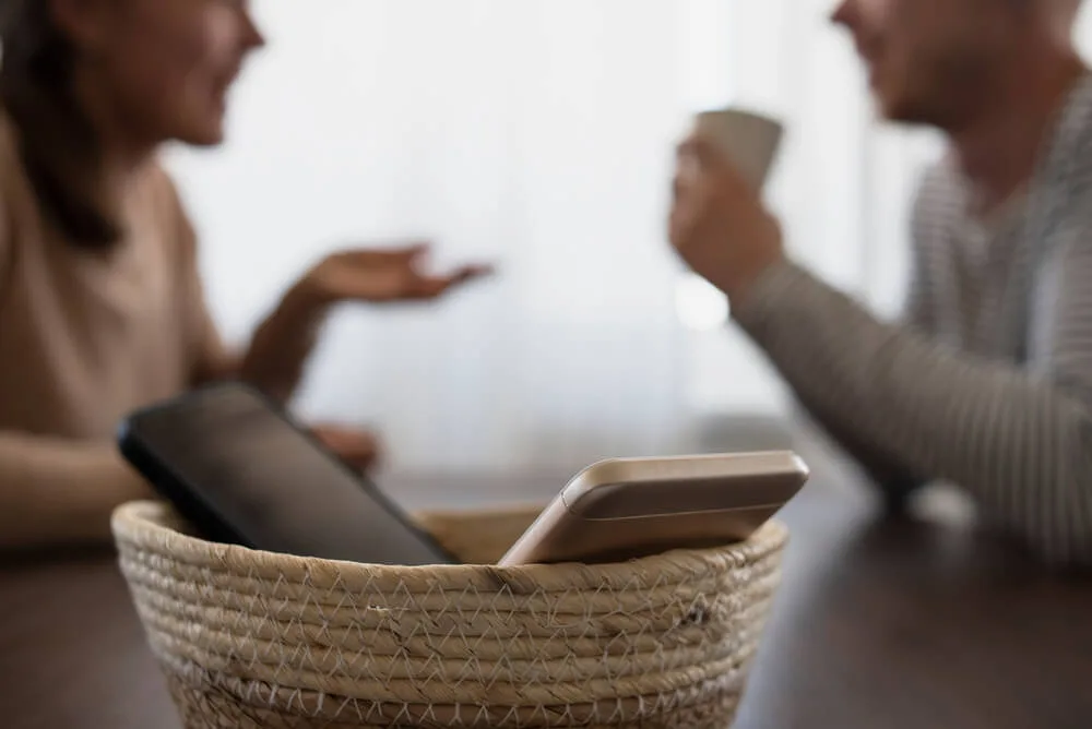 Un momento crucial en muchos retiros de desintoxicación digital implica que los huéspedes entreguen sus smartphones y otros dispositivos electrónicos