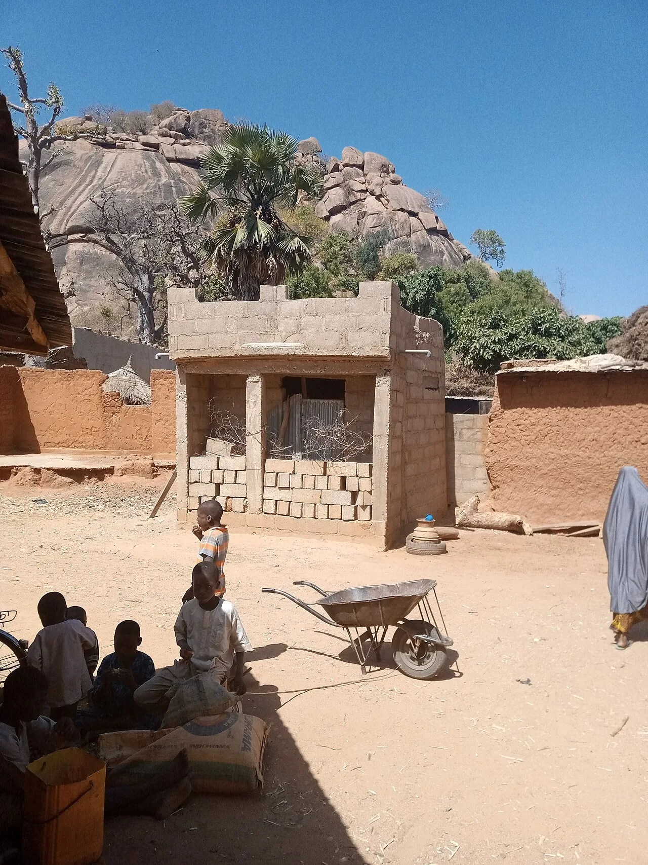 Un tipico villaggio rurale in Africa, che rappresenta le popolazioni remote che potrebbero beneficiare significativamente della telemedicina potenziata dalla VR.