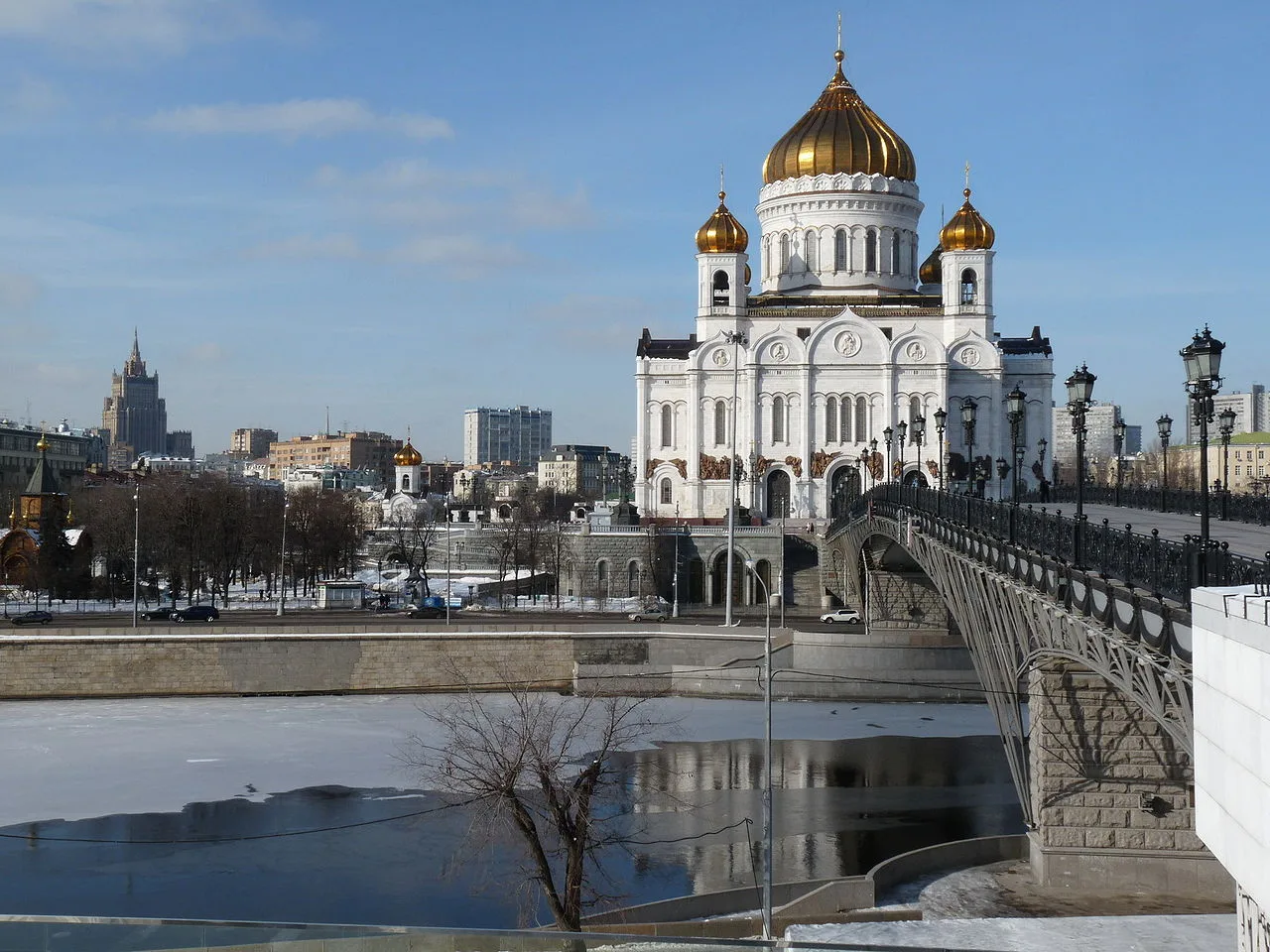 Cathédrale du Christ-Sauveur à Moscou. On peut aussi voir la rivière, un peu gelée, et d...